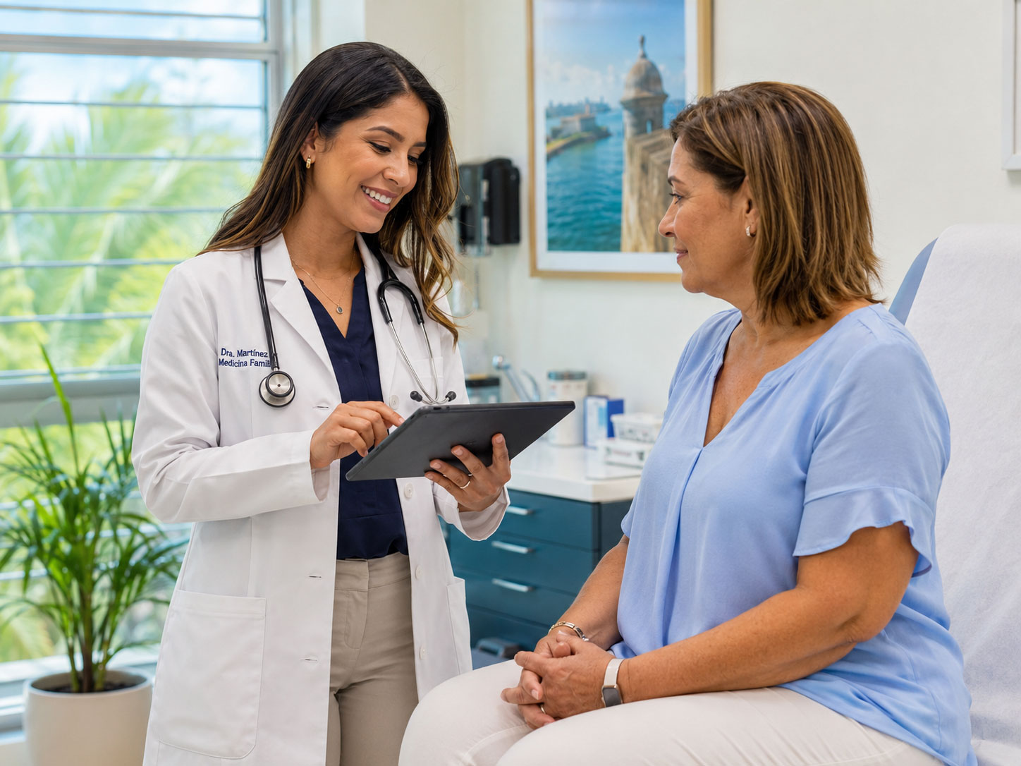 Doctora revisando informacion clinica con una paciente